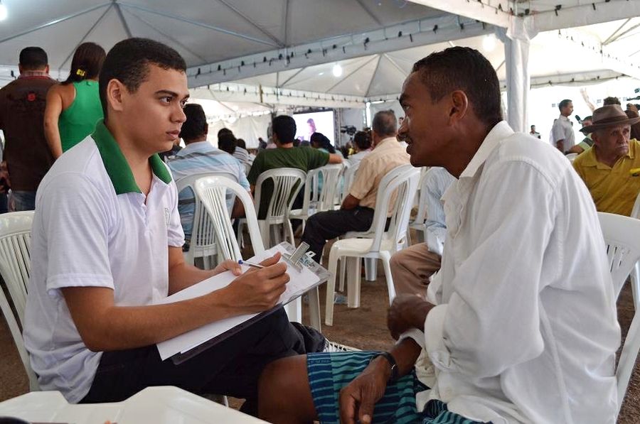 Assistente social prestando atendimento