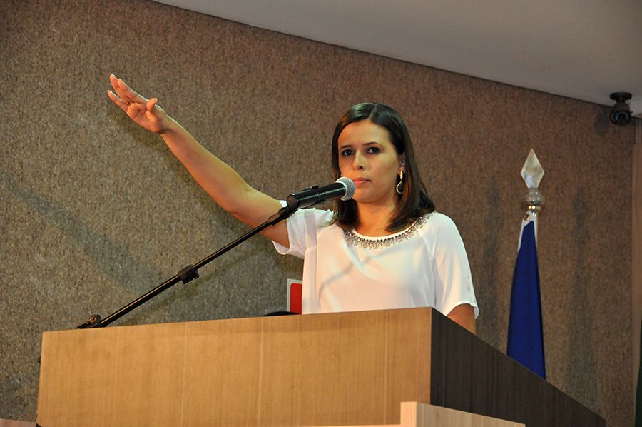 Defensora substituta Jade Sousa Miranda durante juramento
