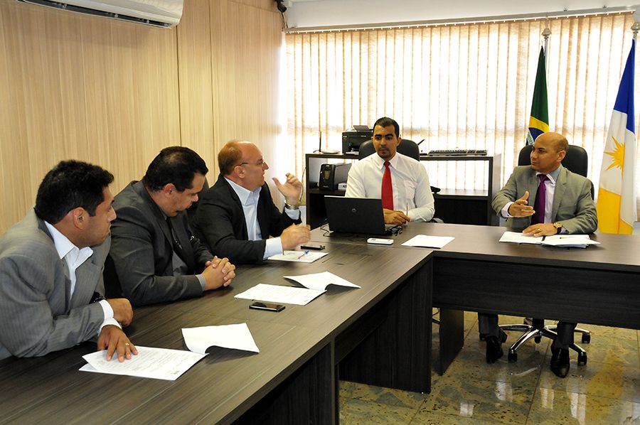 Defensor público e coordenador do NUDECON, Edivan de Carvalho Miranda durante reunião com  representantes da UNIMED, diretor Adiministrativo e técnico, Nemésio Tomasella de Oliveira e os advogados, Aristóteles Melo Braga e Alexandre Santos Moreira
