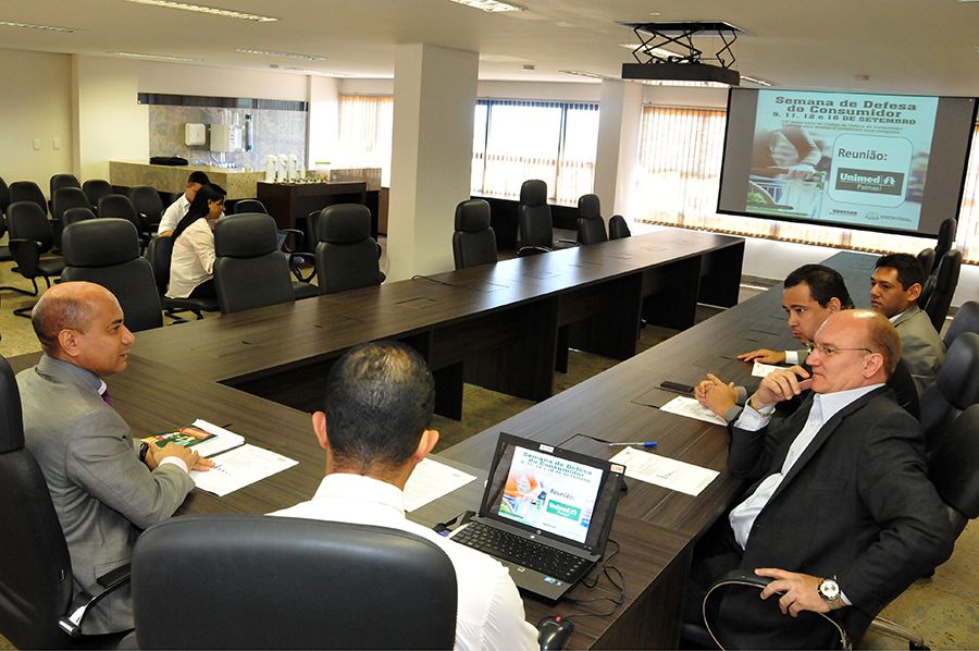Defensor público e coordenador do NUDECON, Edivan de Carvalho Miranda durante reunião com  representantes da UNIMED,  diretor Adiministrativo e técnico, Nemésio Tomasella de Oliveira e os advogados, Aristóteles Melo Braga e Alexandre Santos Moreira