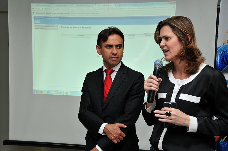 Superintendente de Administração e Finanças, Luciene Dantas, colocando os objetivos do SEI