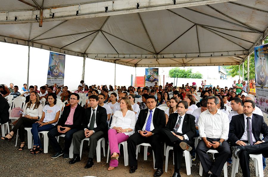 Defensores públicos e autoridades durante abertura do Mutirão de Conciliação e DNA em Araguaína