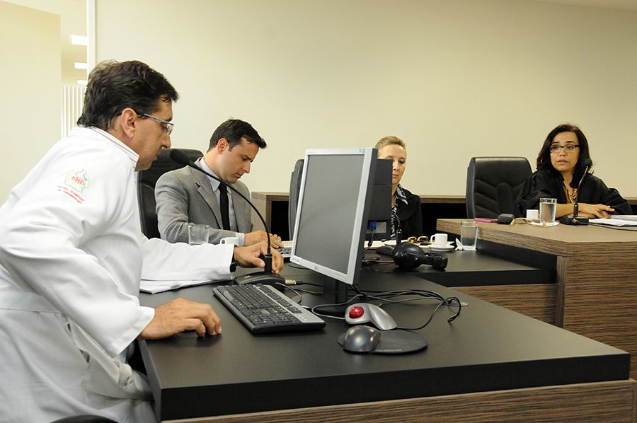 Diretor do HGPP Paulo Faria Barbosa, defensor público Arthur Luis Pádua Marques, promotora de justiça Roseli de Almeida Pery e a juíza federal Denise Dias Dutra Drumond