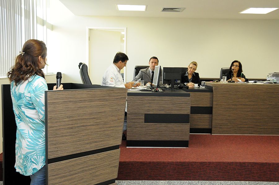 Coordenadora da fármacia do HGP Ermicélia Parpinelli de Godói, Diretor do HGPP Paulo Faria Barbosa, defensor público Arthur Luis Pádua Marques, promotora de justiça Roseli de Almeida Pery e a juíza federal Denise Dias Dutra Drumond