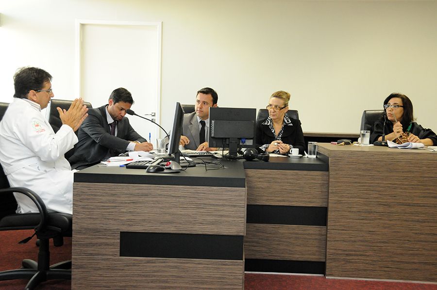 Diretor do HGPP Paulo Faria Barbosa, defensor público federal Matheus Figueiredo Alves da Silva,  defensor público Arthur Luis Pádua Marques, promotora de justiça Roseli de Almeida Pery e a juíza federal Denise Dias Dutra Drumond