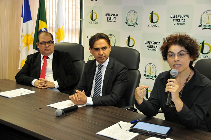 Pronunciamento da professora da UFT Patrícia Medina, defensor público geral, Marlon Amorim (c) e o Reitor da UFT, Márcio da Silveira
