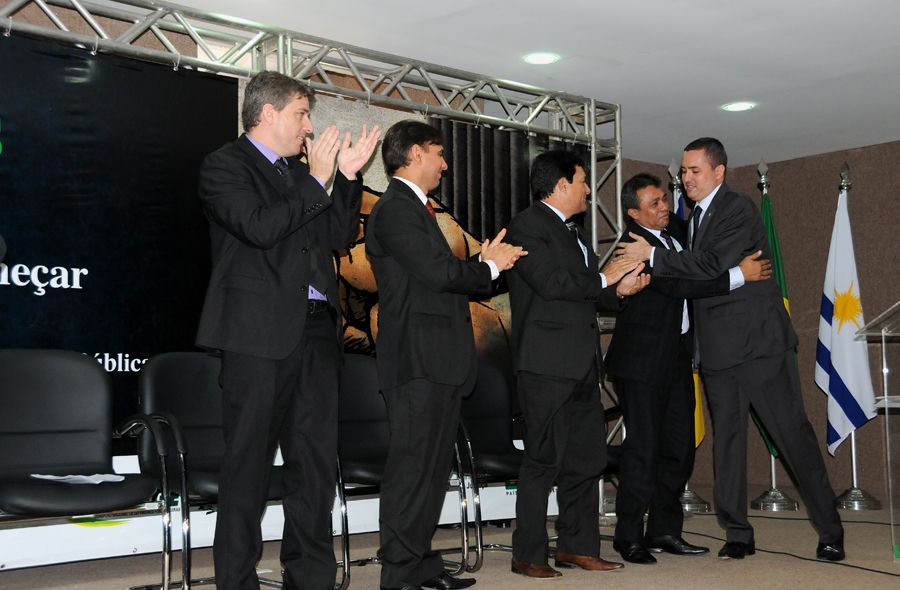 Defensor público Murilo da Costa Machado cumprimenta palco de honra