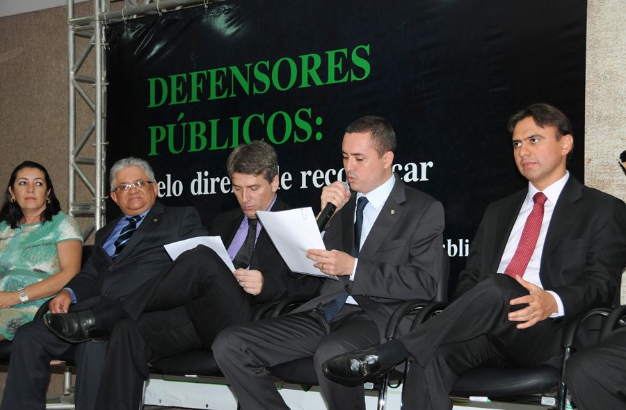 Pres. da ADPETO Murilo da Costa faz abertura da Assembléia extraordinária