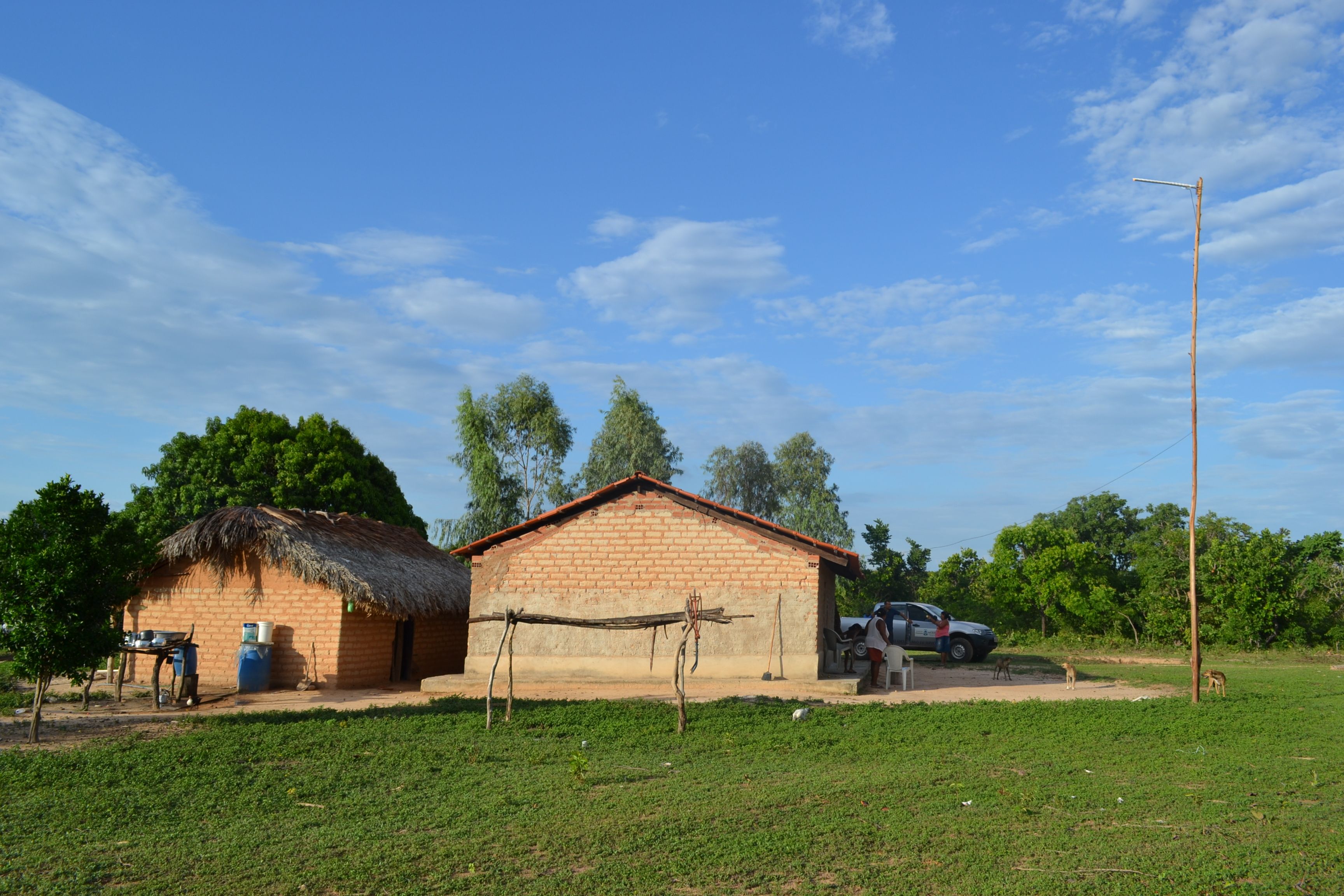 Casa da lavradora onde tem uma antena de telefone e nada de energia