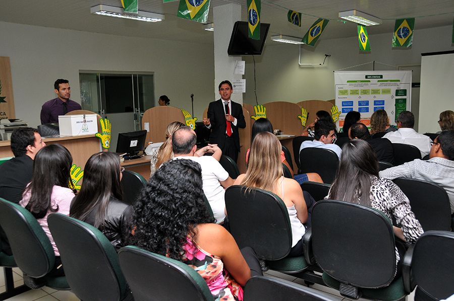 Defensor público geral Marlon Amorim, durante exposição dos projetos