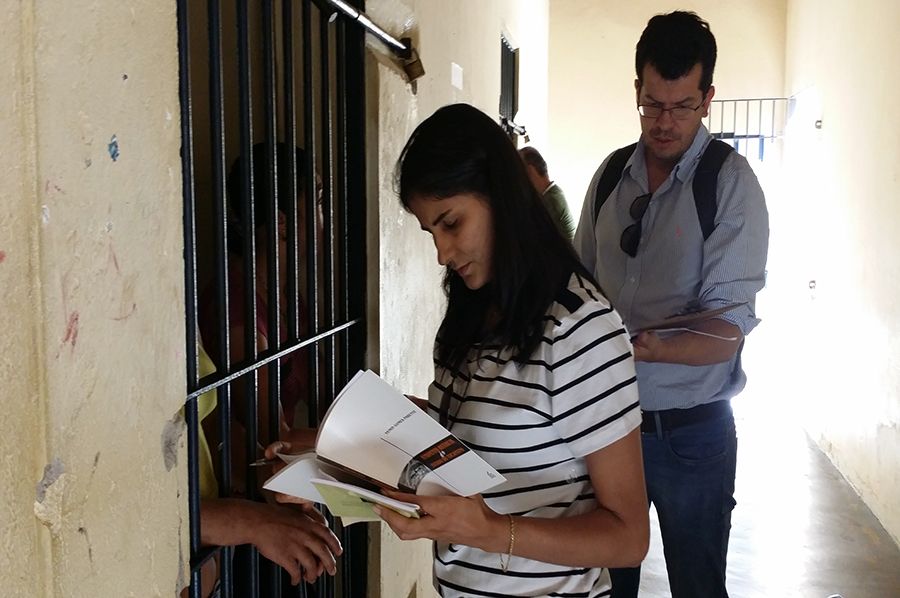 Pedagoga Faraildes Miranda e o defensor público Maciel Araujo Silva, durante atendimentos jurídico, social e educacional.